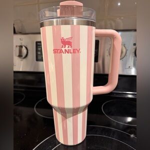 Stanley 40oz Quencher H2.0 FlowState Tumbler - Pink & White Stripes
Description